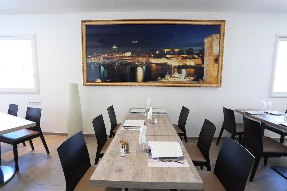 Hotel Restaurant Les Pielettes Le Rove ภายนอก รูปภาพ